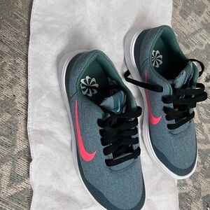 Nike Women's Shoes - Pink and Gray